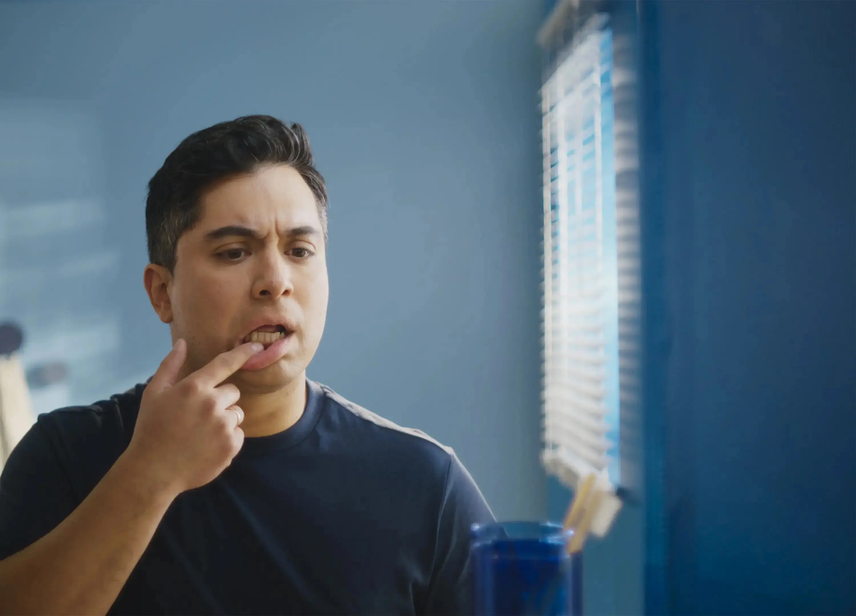 MirrorShot ARESTIN: could you spot the signs of gum disease?
